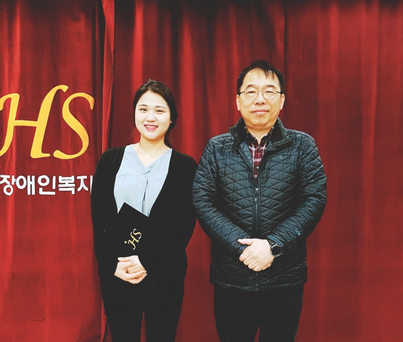 허명환 관장님과 상담팀 임현수 선생님이 나란히 서서 찍은 입사기념사진