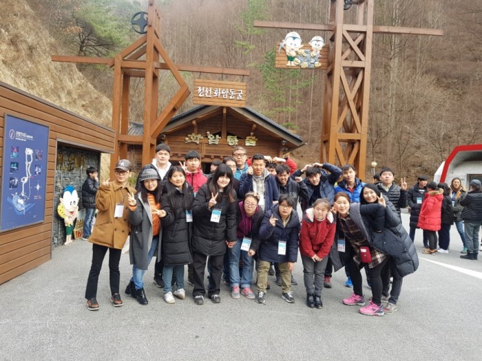 화암동굴 앞 단체사진