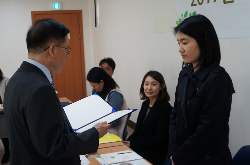 윤재송 하상복지재단 이사장이 박지혜 자문위원에게 위촉장을 전달하고 있는 모습