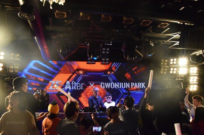 발달장애인 디제이가 무대위에서 디제잉을 하고 무대아래에서는 수많은 성인발달장애인들이 춤을 추는 모습