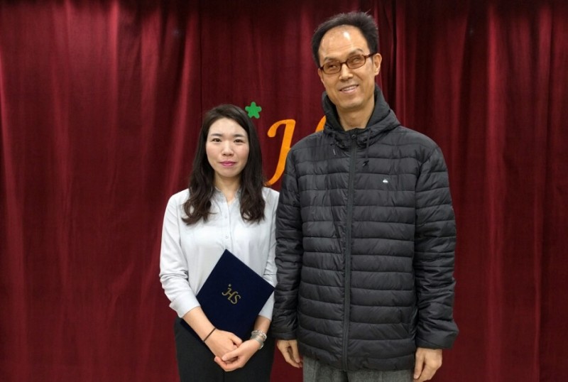 학습지원팀 신입직원 이은수 선생님과 김호식 관장님의 기념사진 촬영