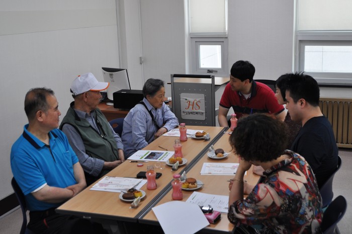 복지관 3층 다목적실에서 홍보위원과 복지관 직원이 둘러 앉아 이야기를 나누는 모습