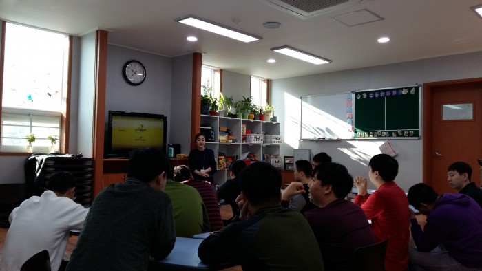 주간보호실에서 이용자들이 설의 의미에 대한 시청각자료를 보는 모습