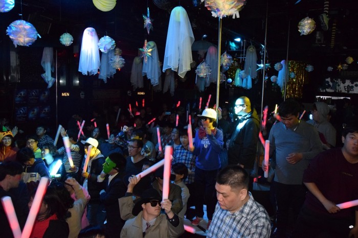 할로윈 분위기로 꾸며진 클럽 매스안에서 성인 발달장애인들이 야광봉을 흔들며 음악을 즐기는 모습