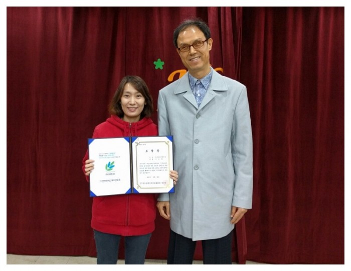 왼쪽 직업재활팀 주미희 팀장, 오른쪽 김호식 관장이 표창장을 들고 기념사진을 찍고 있는 모습