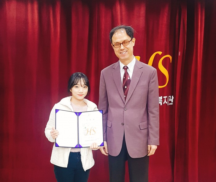 평생교육팀 신입직원 배유라 선생님과 김호식 관장님이 나란히 서서 기념사진을 찍고 있는 모습