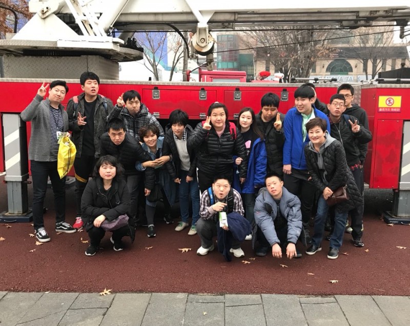 2018년 주간보호 상반기 안전교육 단체사진(서울시민안전체험관)
