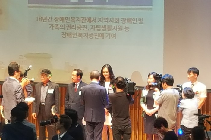 수상장 무대위에서 박원순 서울시장이 상패를 전달하고 있는 모습