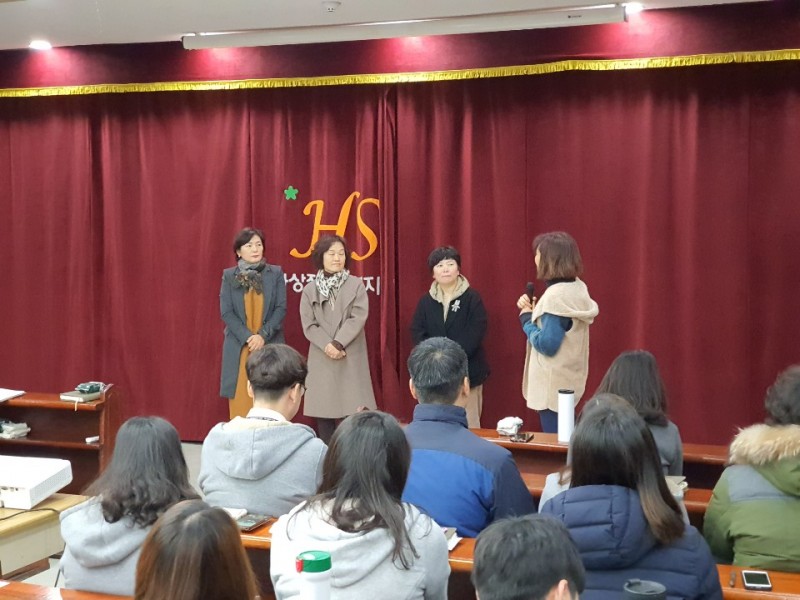 마을주민에게 감사의 인사중인 사무국장님