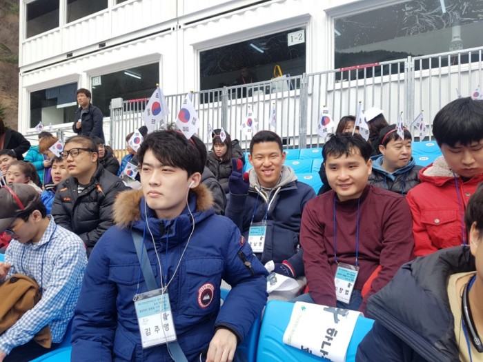 경기 응원하는 단체모습