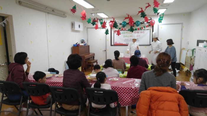 전문 파티쉐의 진행으로 직접 케익을 꾸미고 있는 학부모와 아동들의 모습