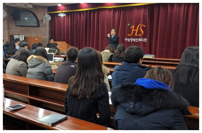 복지관 강당에서 하상복지재단 윤재송 이사장님이 직원들에게 신년인사를 하고 있는 모습