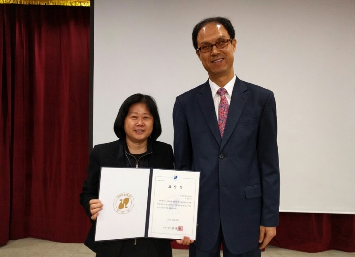 왼쪽으로 학습지원팀 박경화 선생님, 오른쪽으로 김호식 관장이 나란히 서서 표창장을 들고 기념사진을 찍고 있는 모습