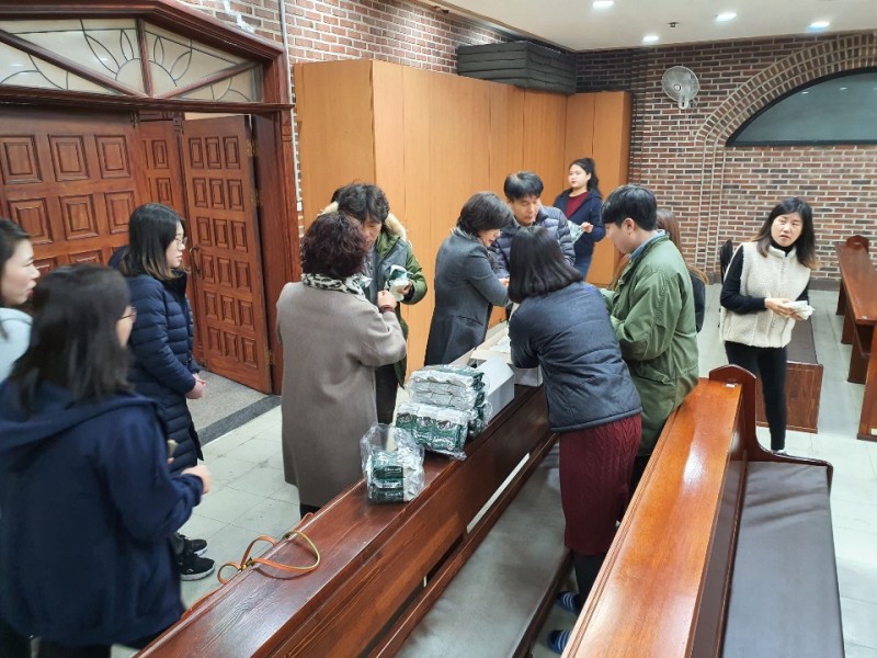 직원들에게 가래떡 나눠주고있는 모습