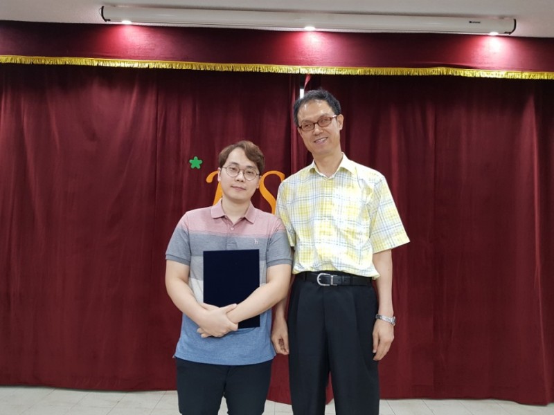 김호식관장님과 주간보호센터 김현우 선생님이 나란히 서서 입사 기념 사진을 찍은 모습