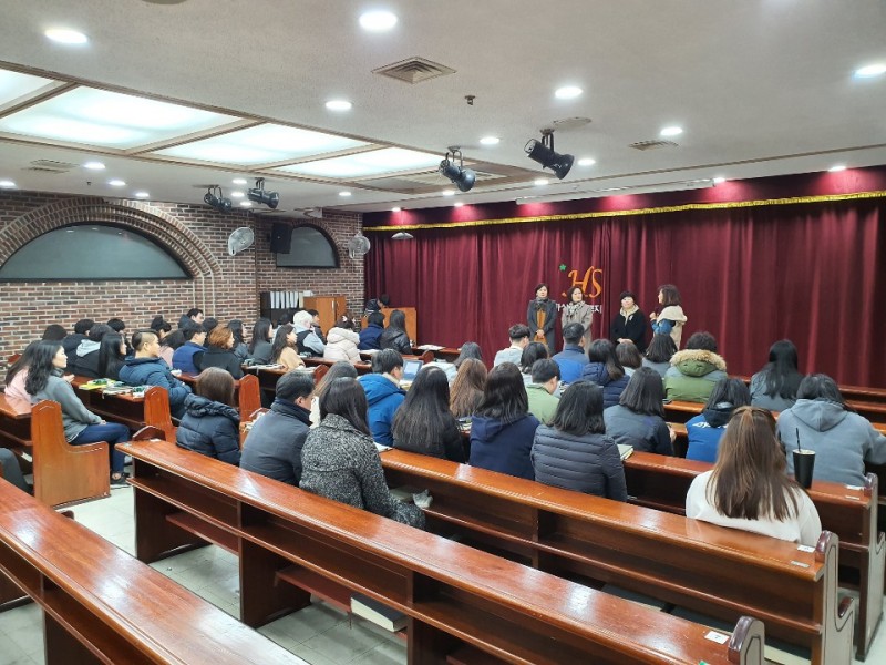 전체직원들 앞에서 인사중인 마을밥상 주민들