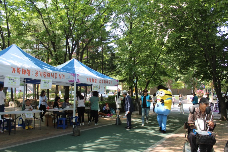 대진공원에서 펼쳐진 하상장애인복지관 체험 부스와 걸어다지는 사람들의 모습