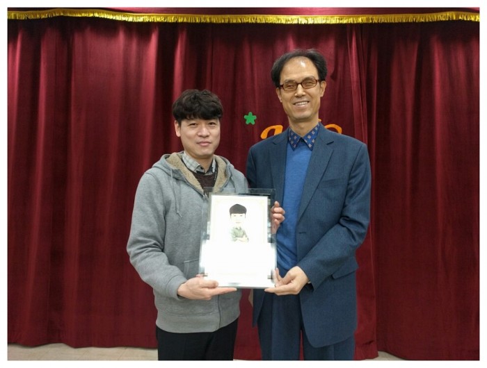 학습지원팀 나채원 선생님과 김호식 관장님이 감사패를 들고 기념사진을 찍고 있는 모습