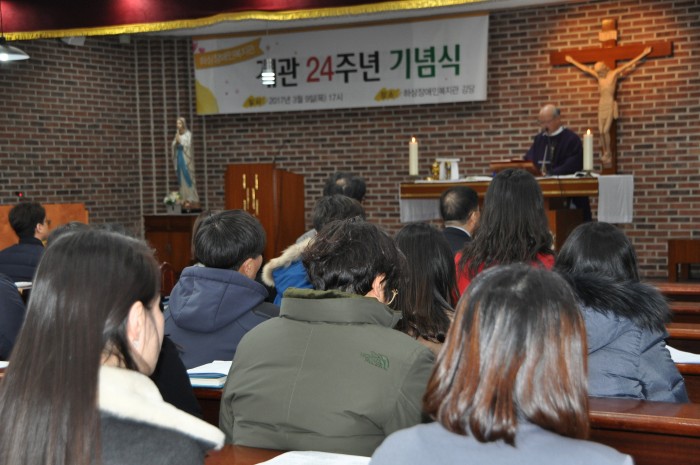 김용태 요셉 신부의 집전으로 개관기념미사가 진행되고 있음.