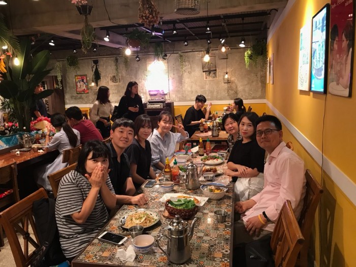 5조 조원들이 샤로수길 음식점에서 사진을 찍은 모습