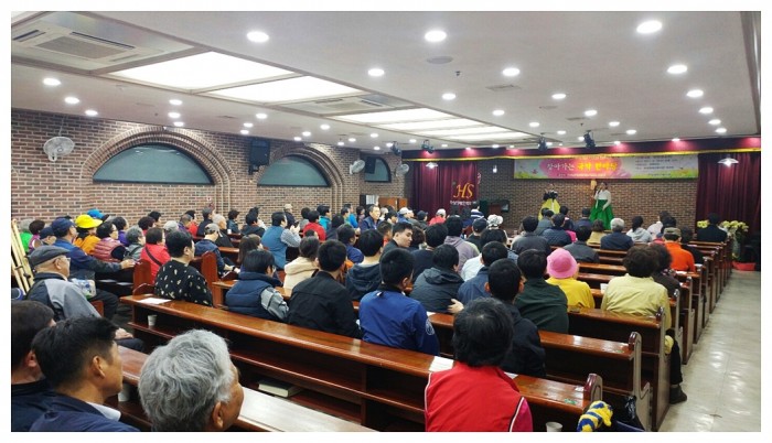 하상복지관 지하 강당에서 판소리 문화공연이 펼쳐지고 있으며, 관객들이 무대를 보며 호응하고 있는 모습