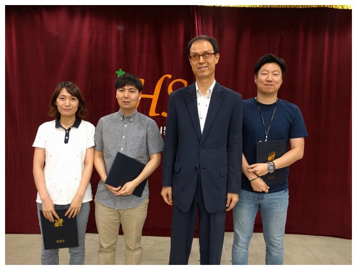 직업재활팀 주미희 팀장님, 사회서비스팀 홍득길 선생님, 김호식 관장님, 주간보호센터 박종렬 선생님이 나란히 서서 수상 기념사진을 찍고 있는 모습