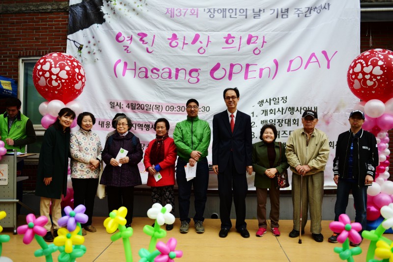 백일장 우승자6명, 퀴즈대회 우승자1명, 관장님, 국장님 단체사진