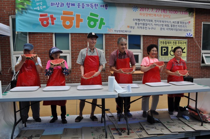 수박빨리먹기대회를 하기 위해 무대에 올라 수박을 하나씩 들고 있는 6명의 참여자