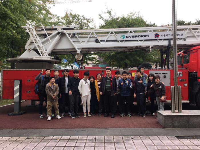 2017년 주간보호센터 안전교육(광나루 안전체험관 단체사진)