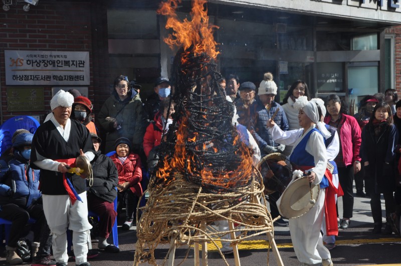 대보름 한마당 행사에서 달집태우기와 사물놀이가 진행되고 있는 모습