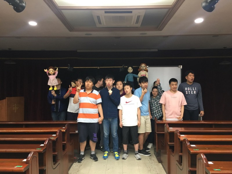 주간보호 성교육 인형극 관람 후 단체사진(복지관 지하 강당)