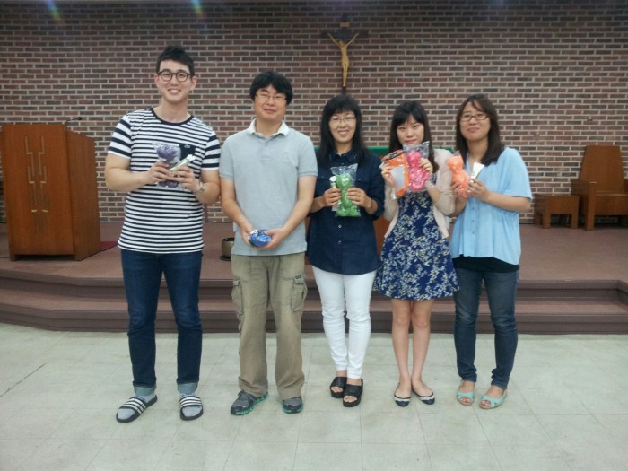 6월 신천사업 최우수 직원 5명이 선물(곰돌이 에코백, 핸드크림)을 들고 기념촬영 하는 모습입니다.