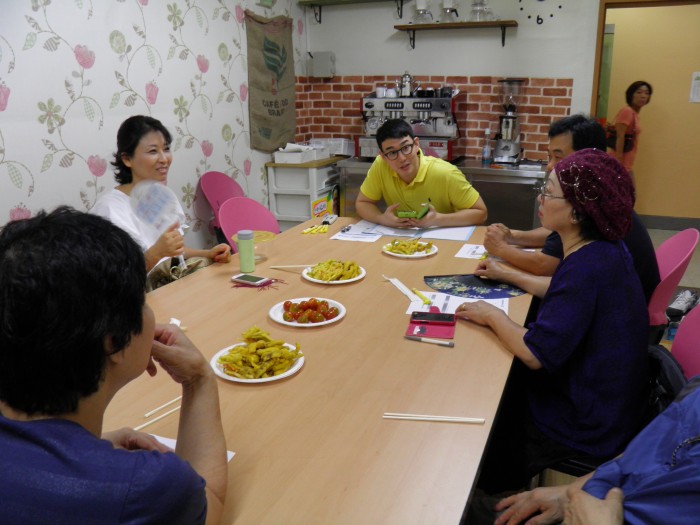 자원봉사위원 분들과 책상에 둘러 앉아 회의를 하는 모습