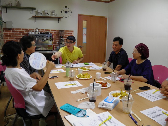 자원봉사위원 분들과 책상에 둘러 앉아 회의를 하는 모습