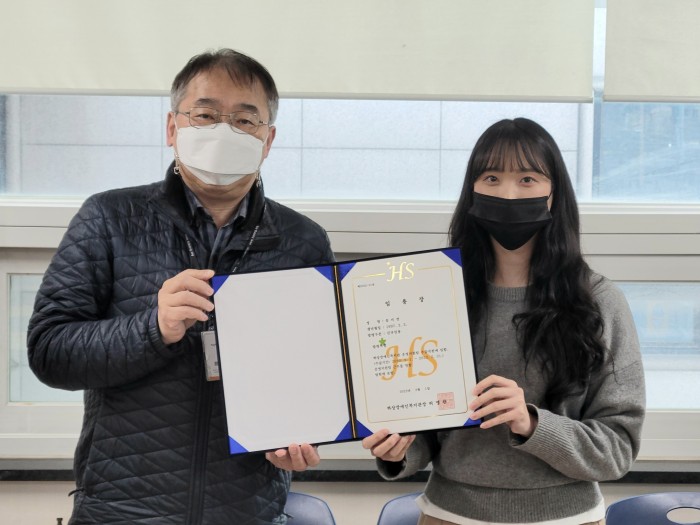 허명환관장님과 운영지원팀 송지연선생님이 임명장을 들고 있는 사진