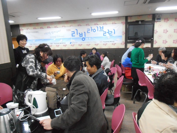 7명의 사람책을 직접 체험하는 모습(리빙 라이브러리 실시)