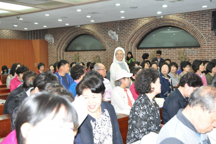 미소짓으며 걸어 나오시는 수녀님의 모습