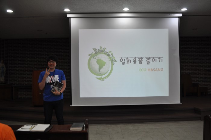 5월 우수직원이 포상사진입니다. 윤석기 선생님께서 한손에는 상품을 들고 한손은 브이를 하고 있습니다.