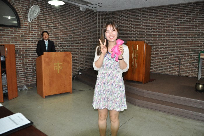 이미정선생님이 상품으로 에코백을 들고 시상 포즈를 취하고 있습니다.