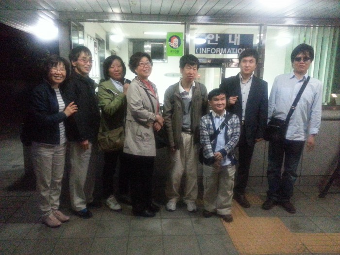 강연을 다 듣고 강연 장소였던 목동 KT체임버 홀 입구에서 독서클럽 회원 8명이 함께 찍은 단체사진.